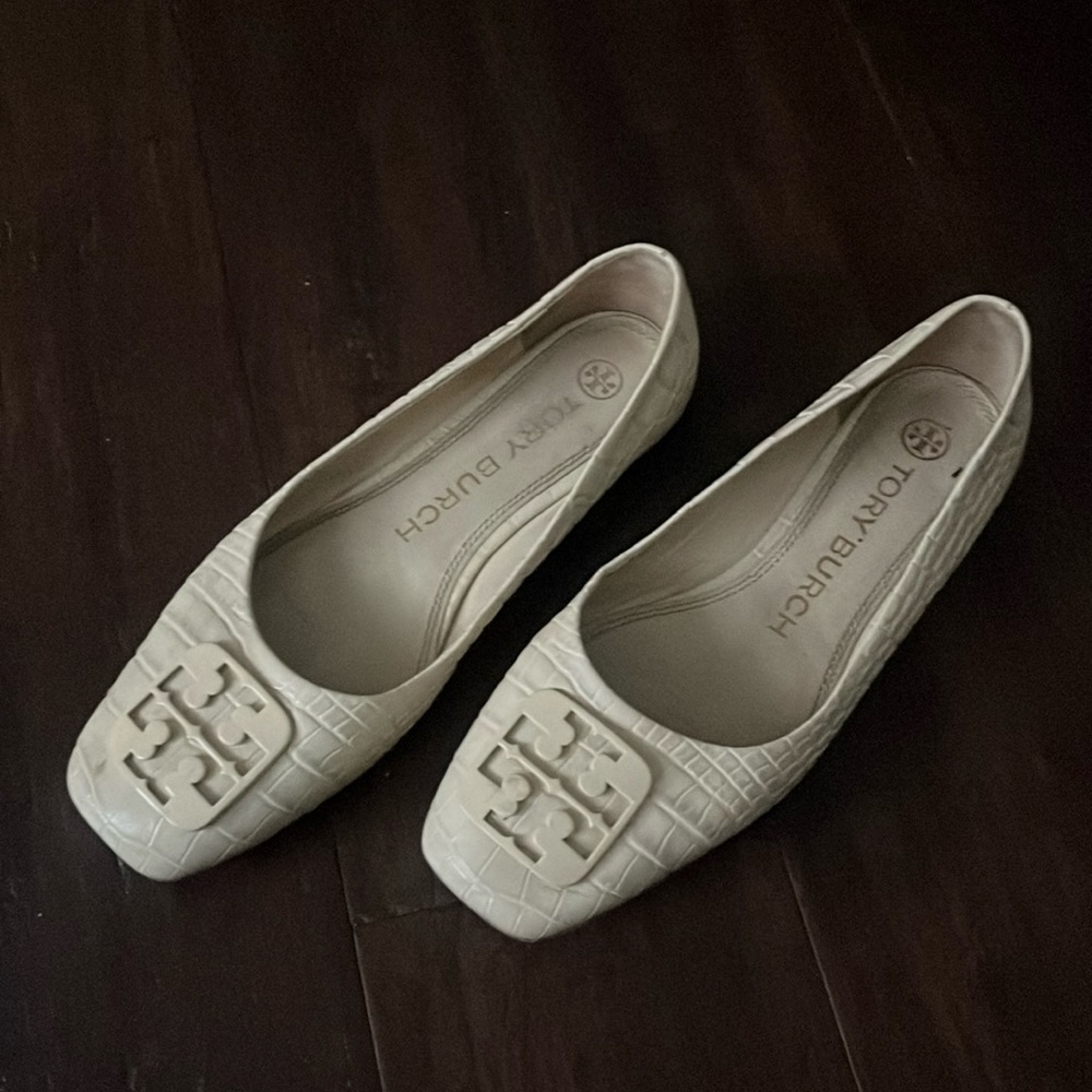 Classic Tory Burch ballet flats. Crocodile skin texture, leather.